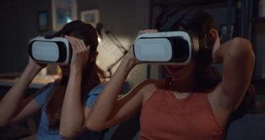 迷人的亚洲女士喜欢在网上<strong>购物</strong>的快乐时刻，在漆黑的夜晚，在家里沙发客厅的虚拟现实眼镜耳机站点。电影时间用<strong>VR</strong>护目镜耳机.